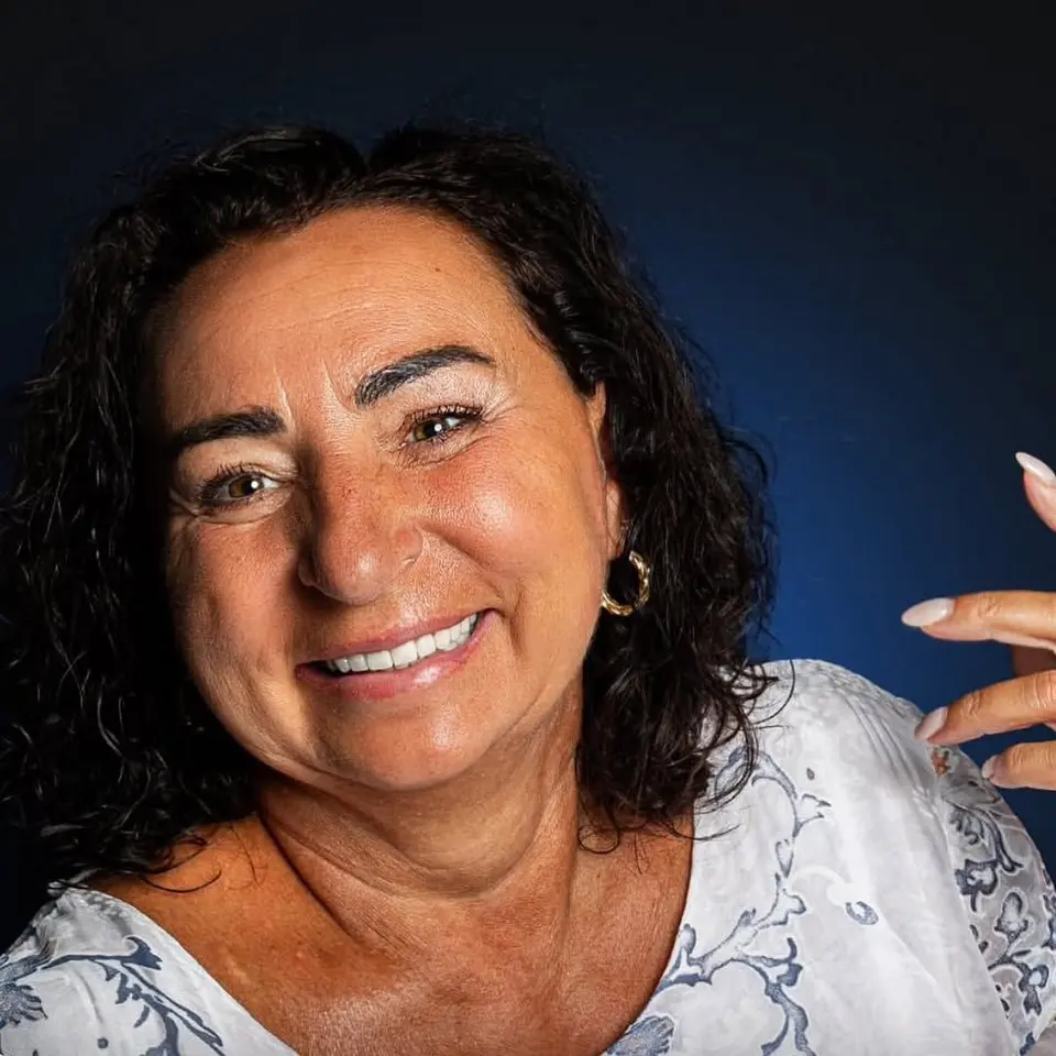 Patientin von BlueMagic Group Dental zeigt ihr neues Lächeln
